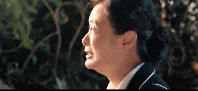 张海峰(王千源饰演角色)躲藏门外,此刻的吴越无声演绎"哭戏",眼神里都