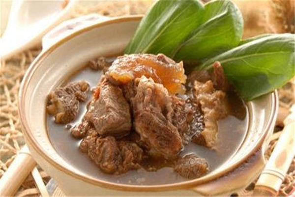 准备食材:牛骨500克,杜仲30克,骨碎补15克,大葱15克,姜10克,盐5克