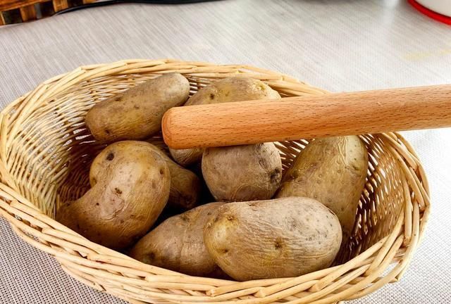 秋天起土豆我家这样吃农家院才有的做法又软又劲越吃越香