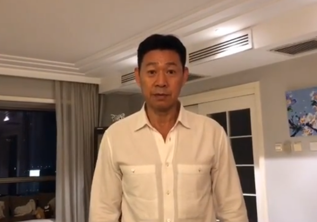 64岁张丰毅近照曝光,肌肉线条清晰可见,到食堂打饭太接地气|谢园