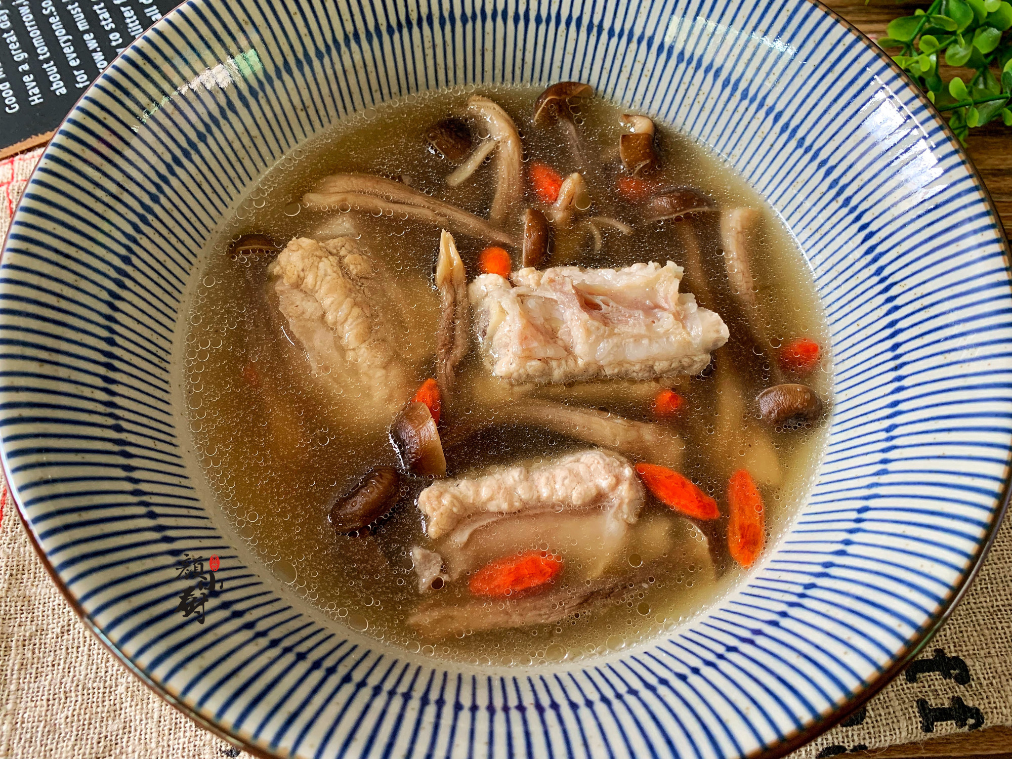 【菌菇排骨汤】食材:排骨一条,鹿茸菇适量,生姜一块,鸡精一勺,食盐一