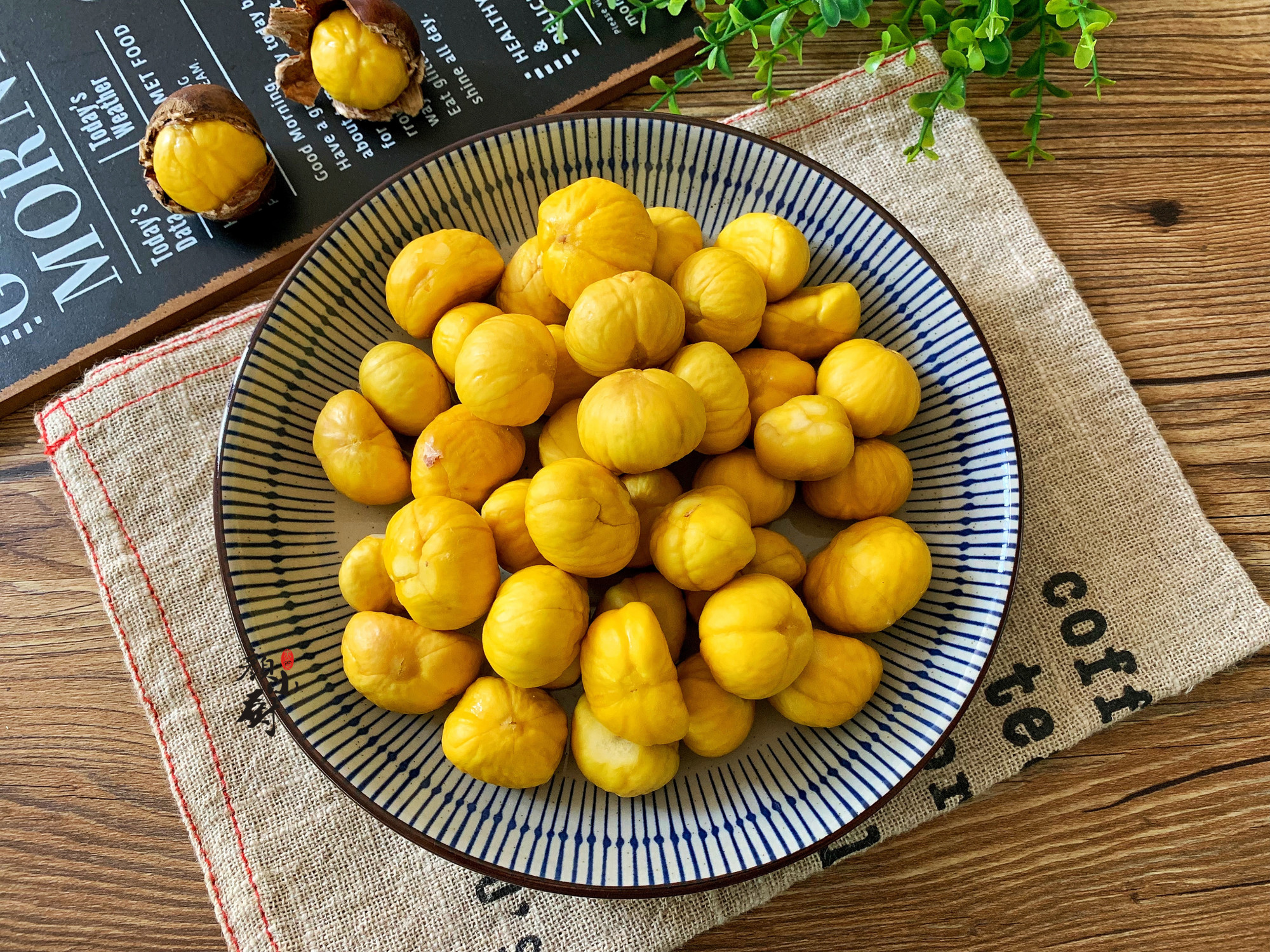 剥板栗有技巧,教你1个好办法,几分钟剥一堆,干净完整不伤手|板栗|小厨