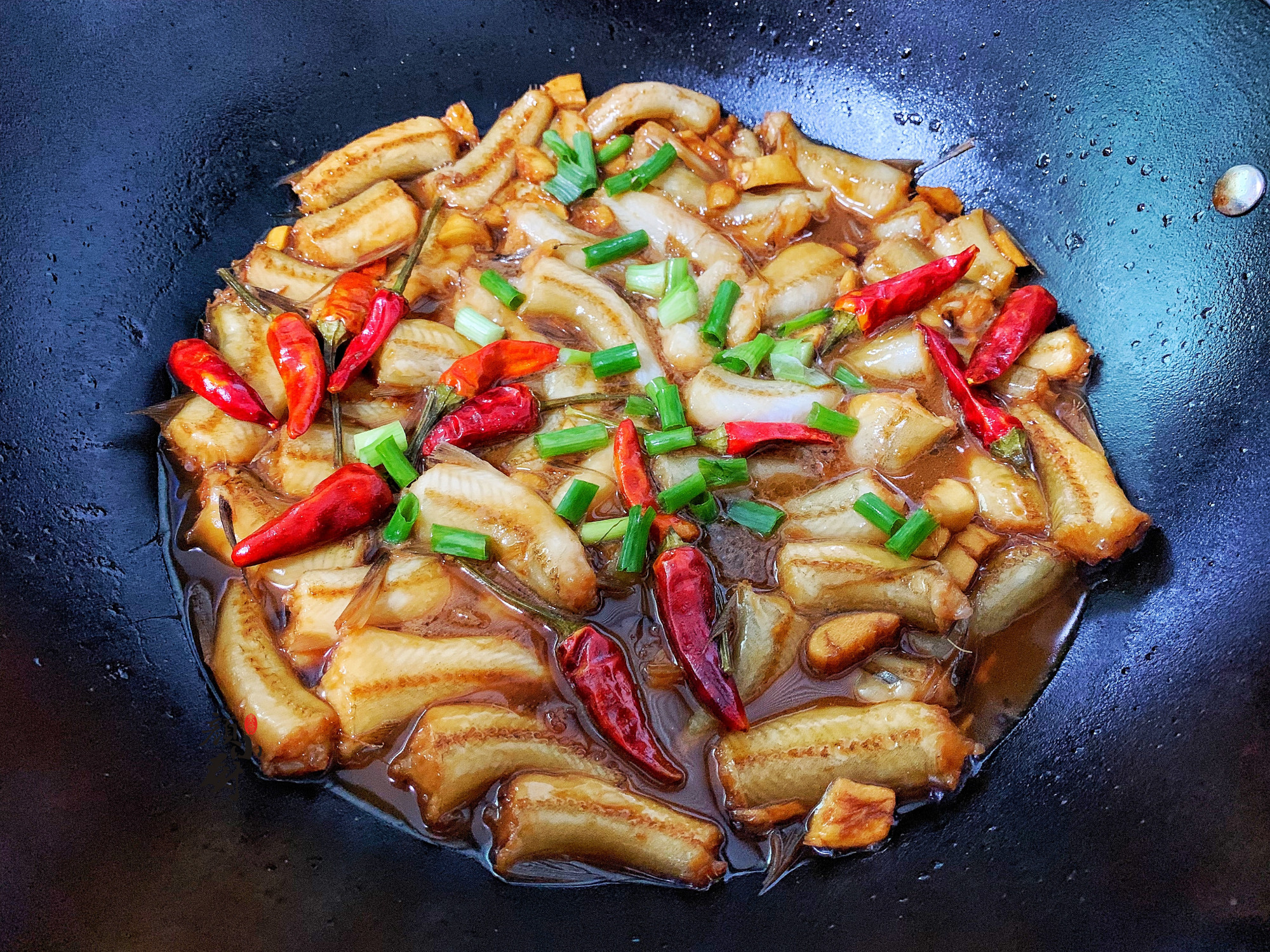 步骤七:一道简单美味的红烧龙头鱼就做好了,好吃又下饭,一上桌三两下
