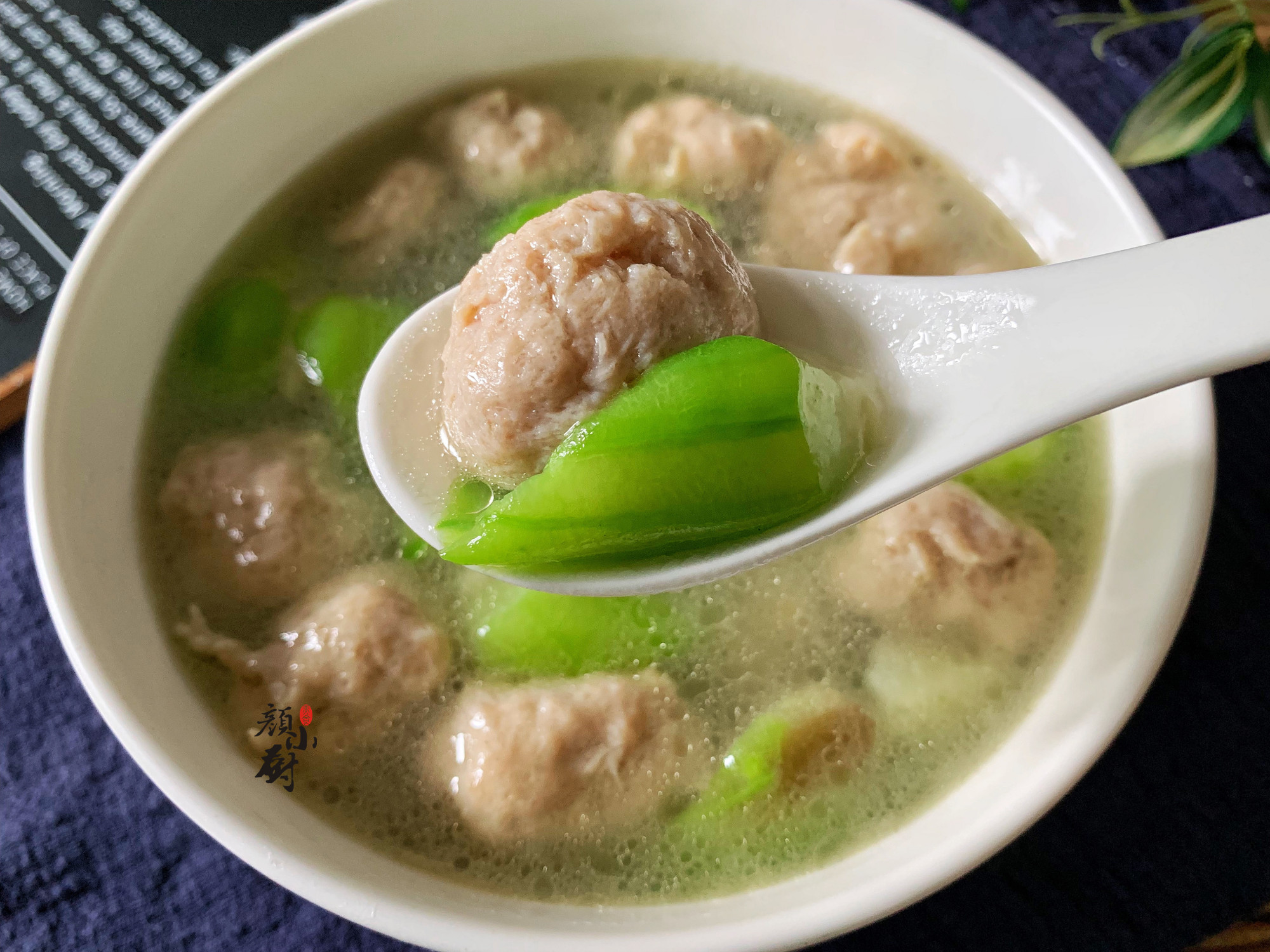 正文       丝瓜肉丸汤就是我们家最受欢迎的一道汤了.