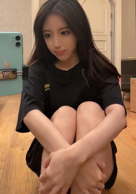 呆妹惹怒特摄圈cos奥特曼还上街道歉后仍被喷到光速删视频