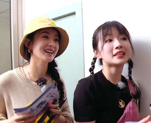 赵丽颖敲门揽客李浩菲在背后的举动被摄影师拍到刷新认知