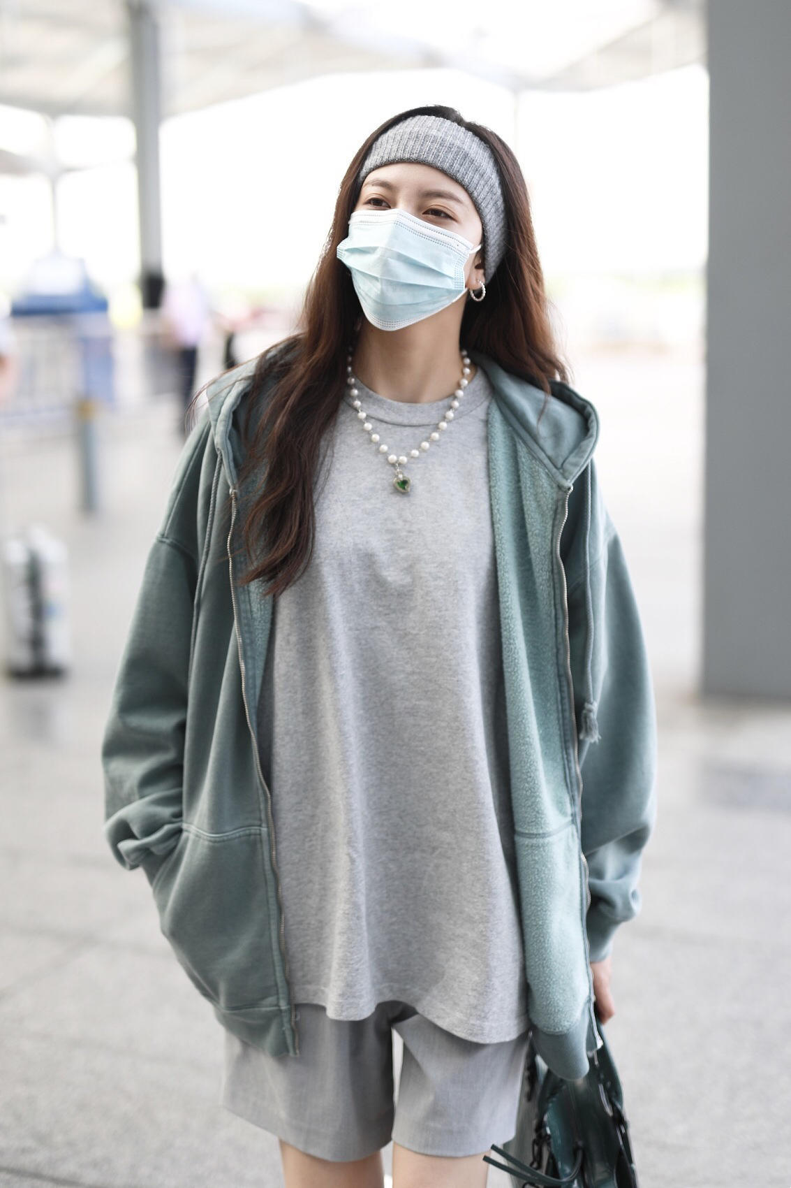 宋妍霏分手后就是不一样穿卫衣外套配t恤短裤简约又高级