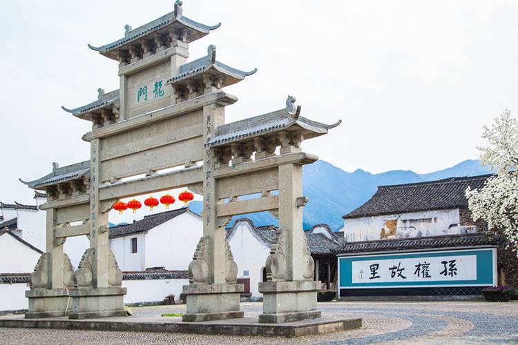 穿村而过的龙门溪濡养着千年古镇,古色民居沿溪堤次第胪列,高低参差