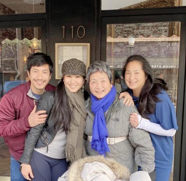 郑佩佩与女儿,儿子的确,不只是对原子鏸来说是好消息,对于郑佩佩及其