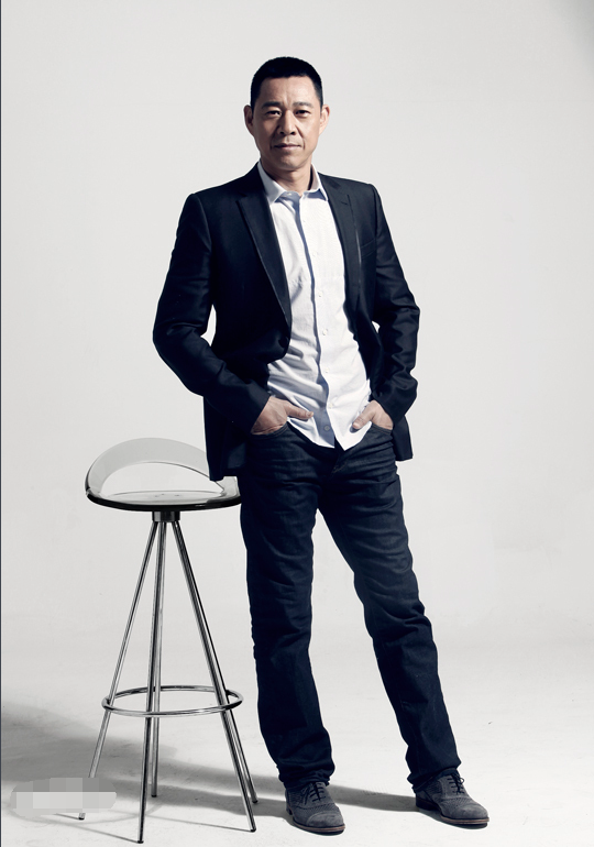 64岁张丰毅近照曝光,肌肉线条清晰可见,到食堂打饭太接地气