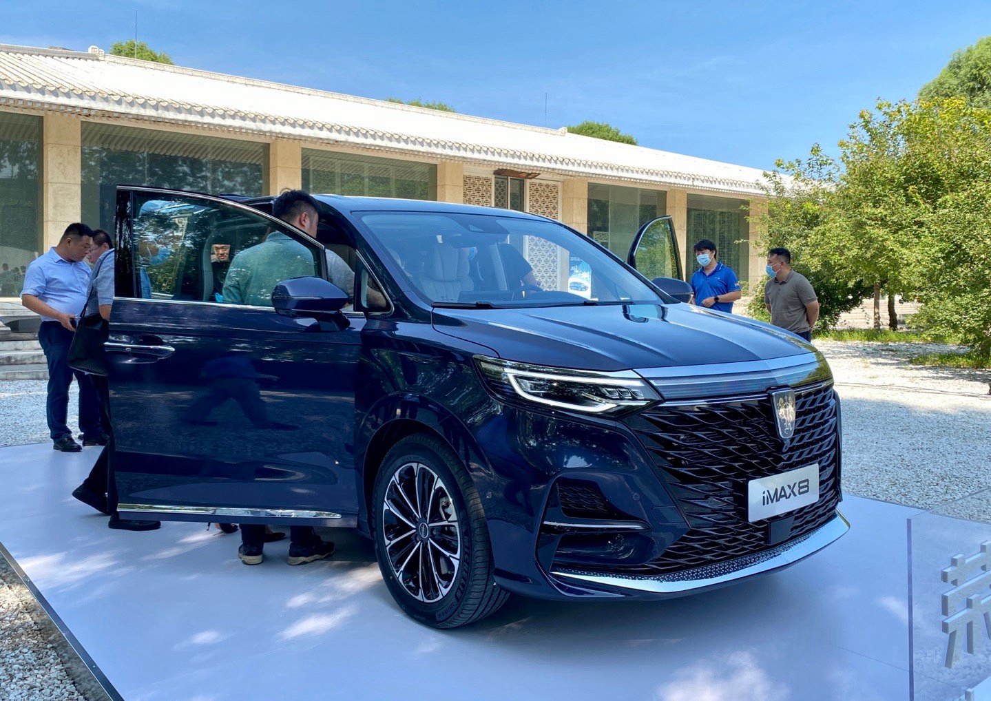 荣威imax8再次现身白色实车质感不俗配20t8at即将上市