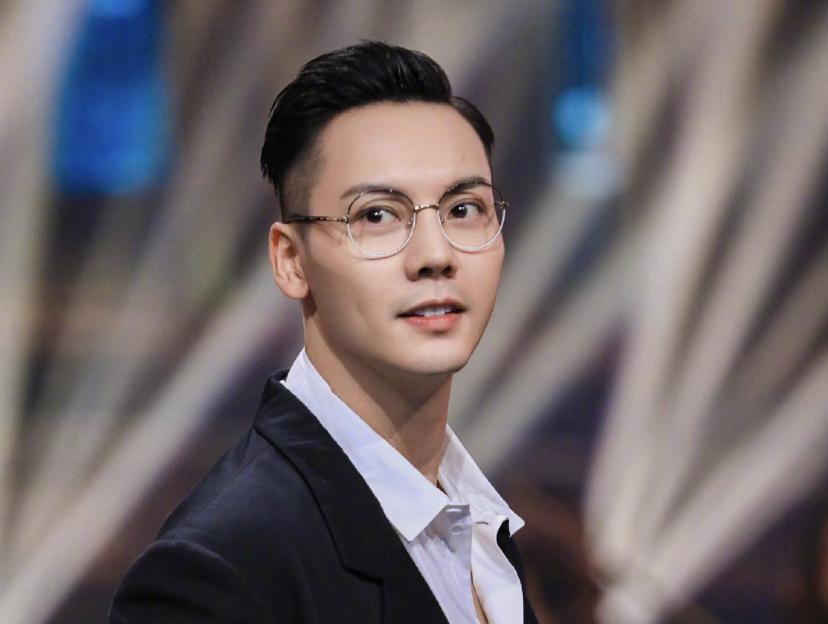 陈伟霆眼镜造型曝光,与岳云鹏同框太幽默,说相声水平难分胜负