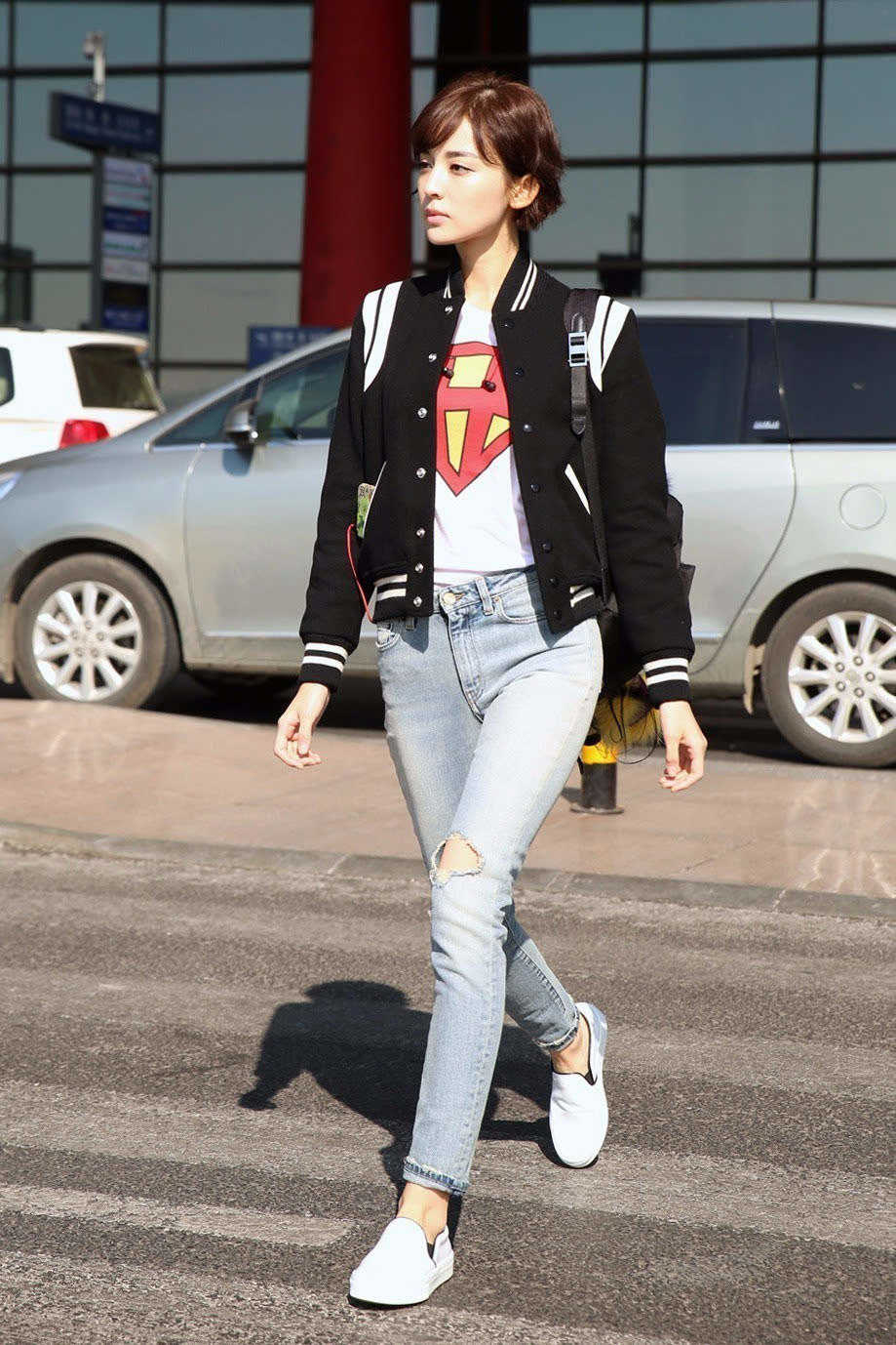 林心如真是稚嫩脸穿红白条纹棒球服走机场比当妈前更年轻