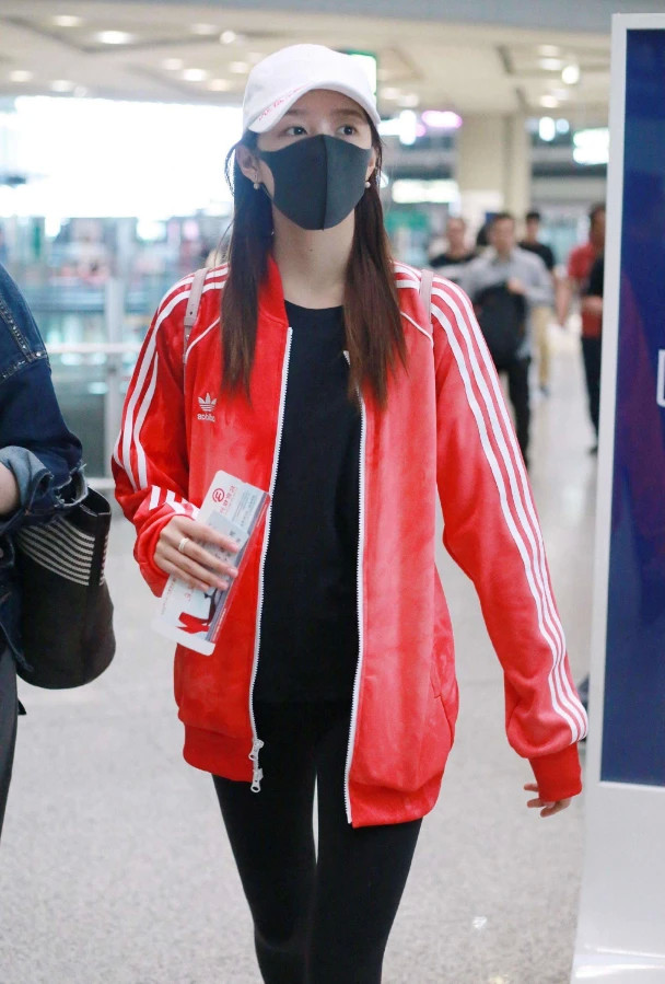 彻底被关晓彤身材征服了土掉渣的秋裤都能凹出超模腿