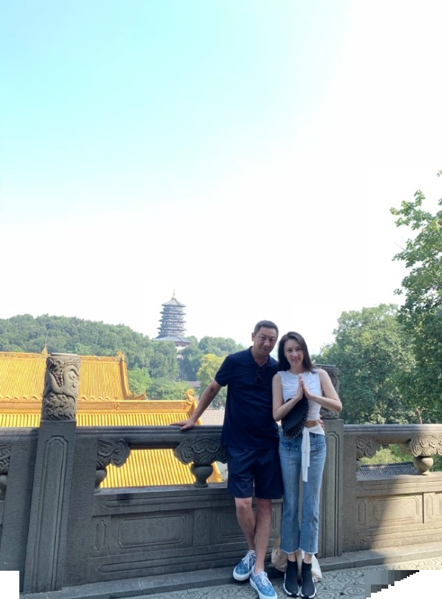"梦萍"乐珈彤与富豪老公寺庙祈福秀恩爱,脸僵遭整容质疑后秒删
