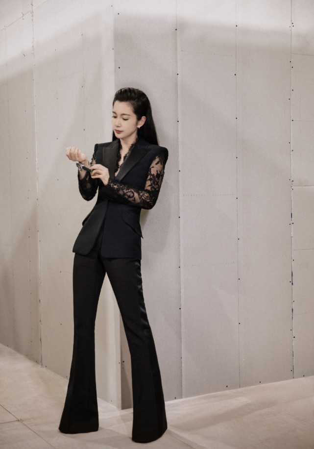 李冰冰为显嫩拼了,一身牛仔装显潮流个性,47岁活成27岁模样