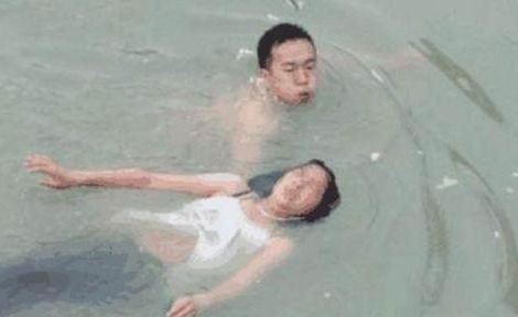 男子发现溺水女子急去抢救游到女子身边后男子随即扭头逃离