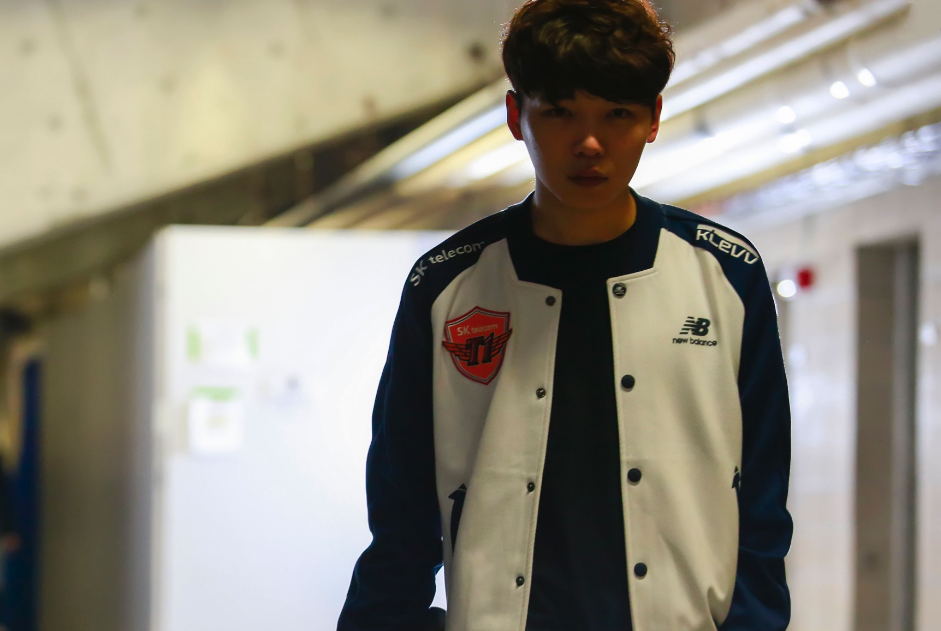 当时的skt之所以能够成功也是依赖于他们上单marin,中单faker以及射手