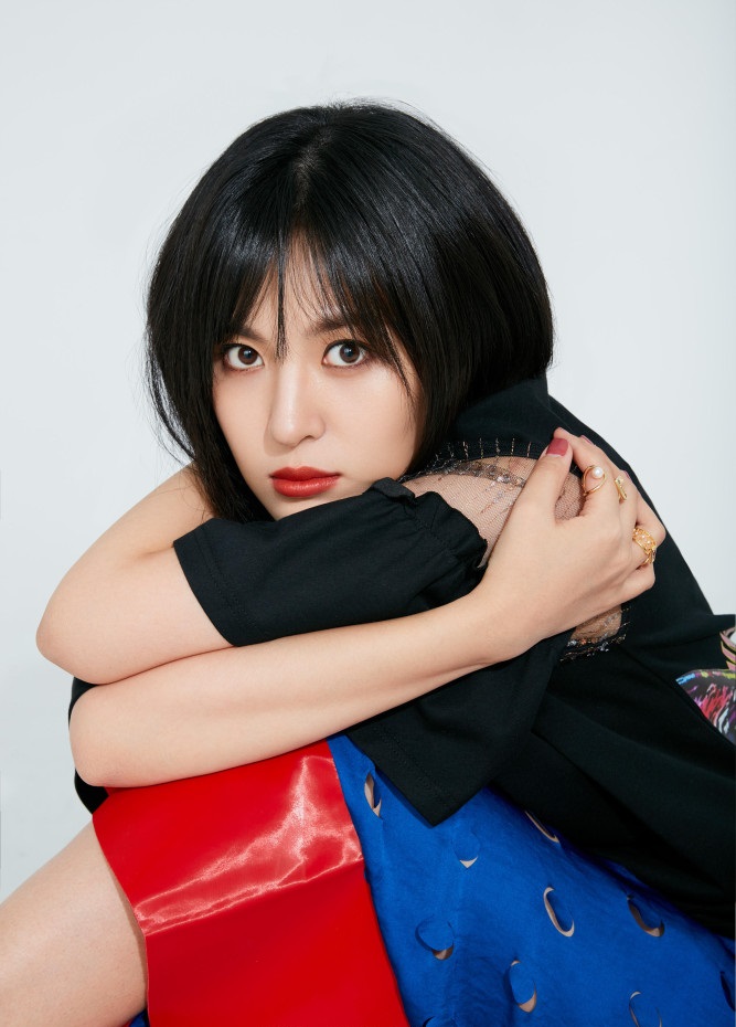 她在《大江大河2》中被换,灰色男友风西装配短靴,美丽帅气难挡|周放