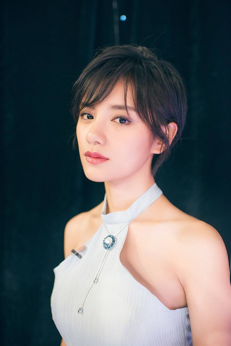 接替华少出任好声音主持人伊一黑色运动衣庆生俏皮灵动