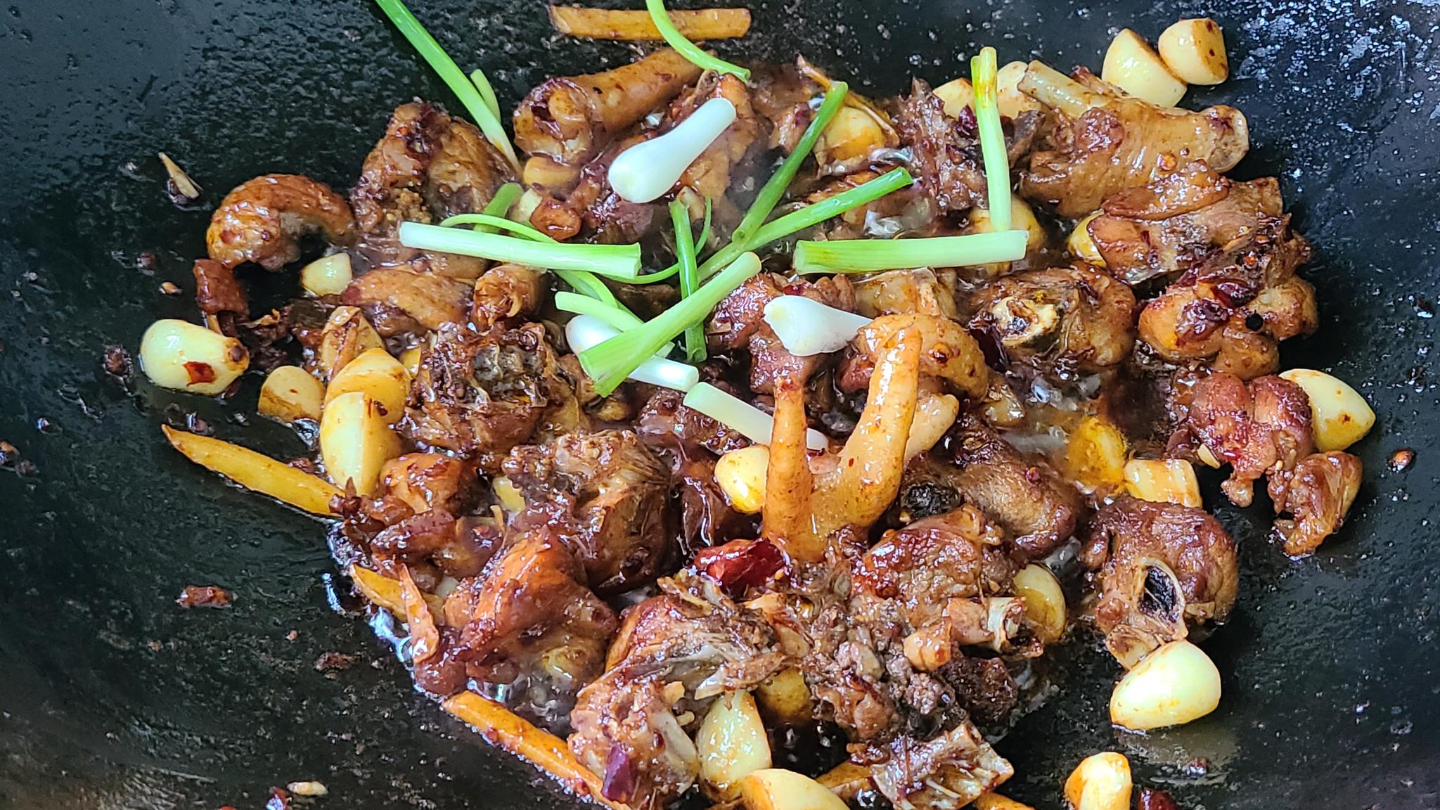 这一道香喷喷的蒜香鸡就算是做好了,吃起来又香又好吃,味道非常的不错