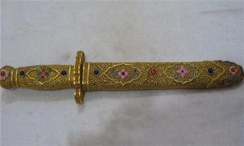 男子修路棺材内挖出神秘古董金镶玉宝剑砖家称阴气太重建议上交