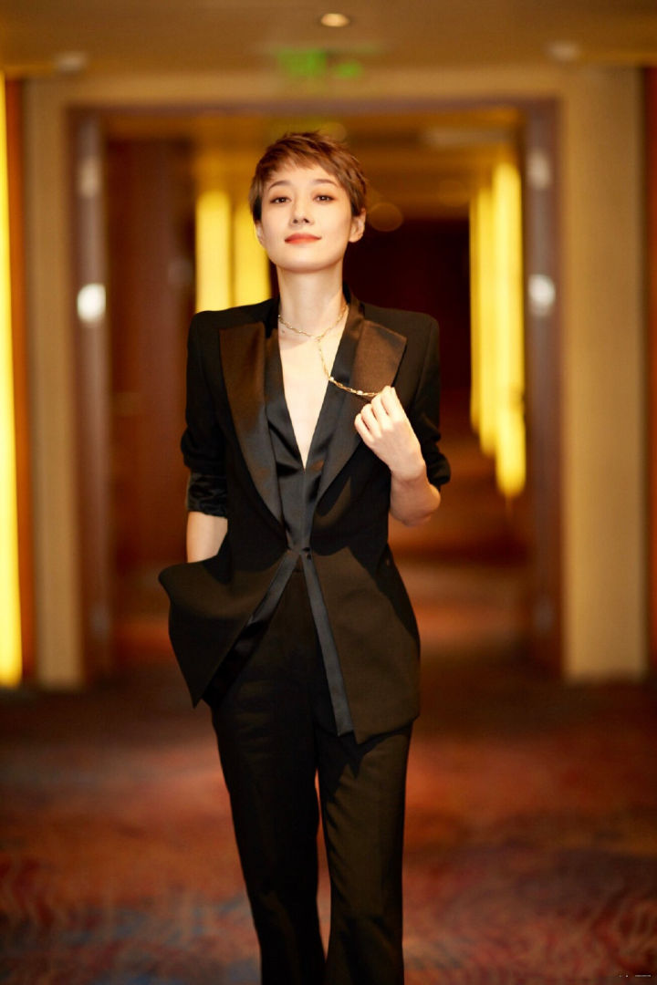 马伊琍身着绿色缎面休闲西服套装优雅干练的造型又美又飒