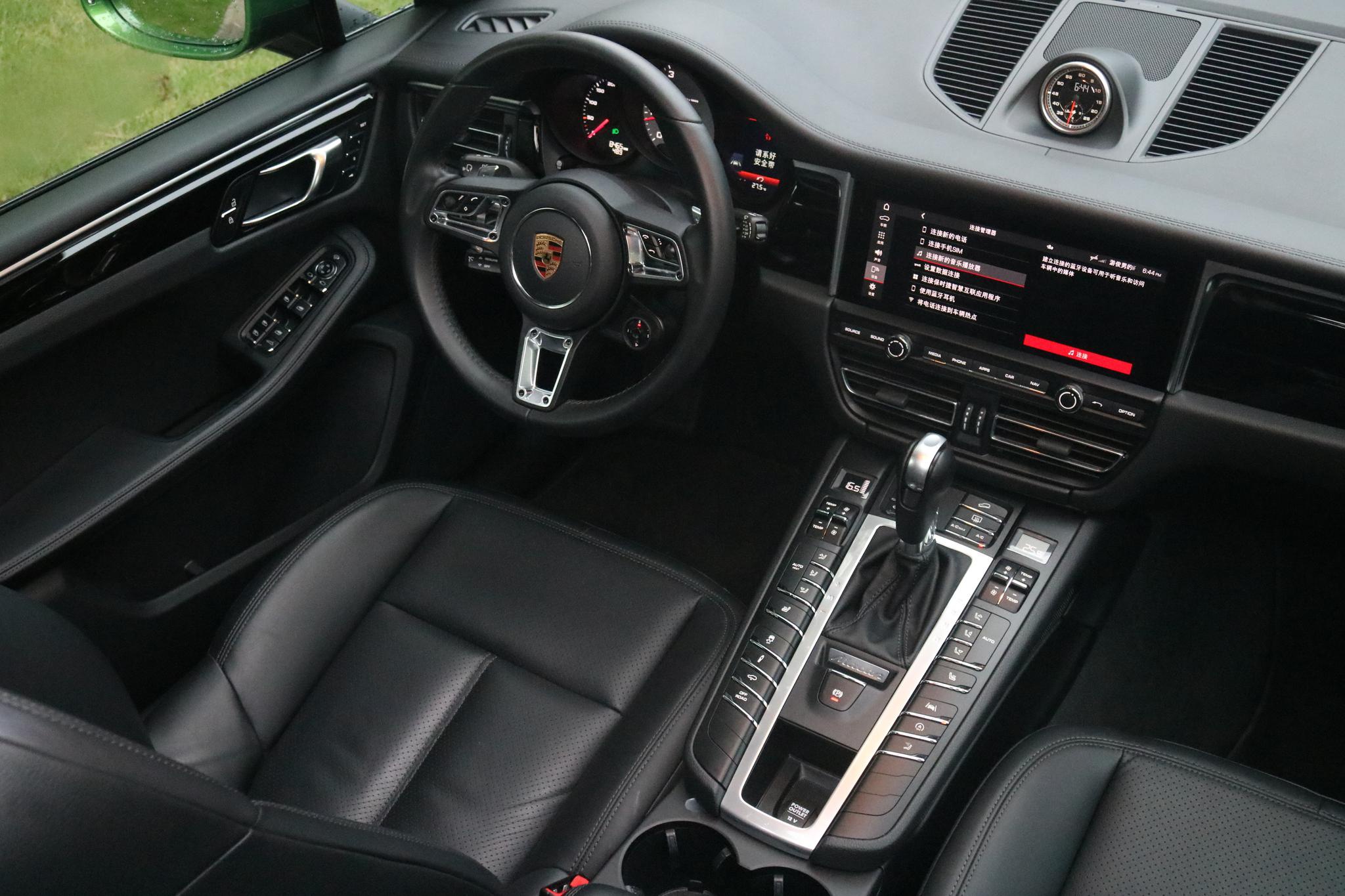 macan s的车厢与其它保时捷车型并无太多变化,采用了经典的t型内饰