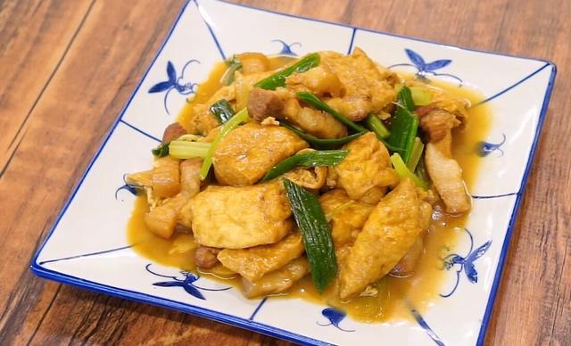 我最爱吃还是五花肉焖油豆腐,这道菜也是我家里人的最爱,油豆腐搭配