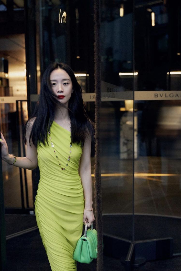李梦一袭荧光绿收身裙自诩像条蛇搭配马丁靴个性无敌