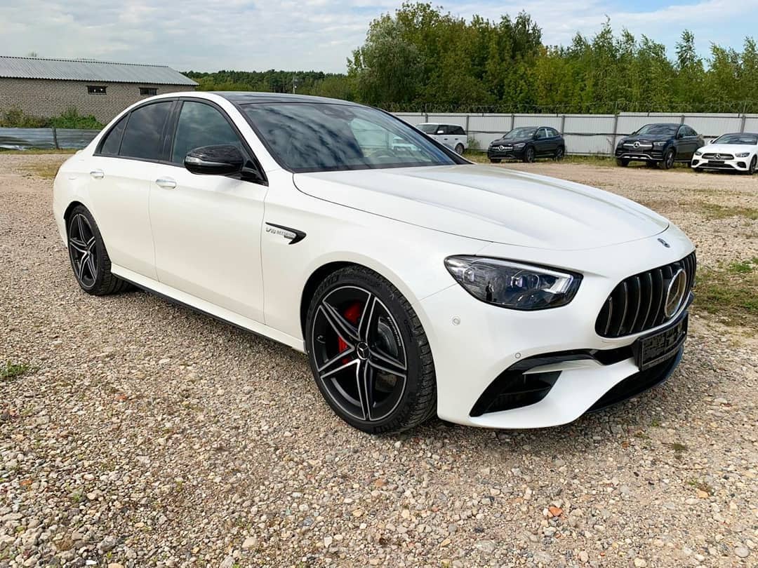 新款梅赛德斯amge63s实车运动的白色车身设计