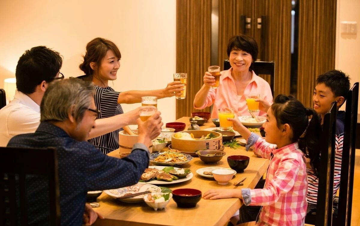 如果你请一个人吃饭那个人贸然带来一桌人你是走开还是留下