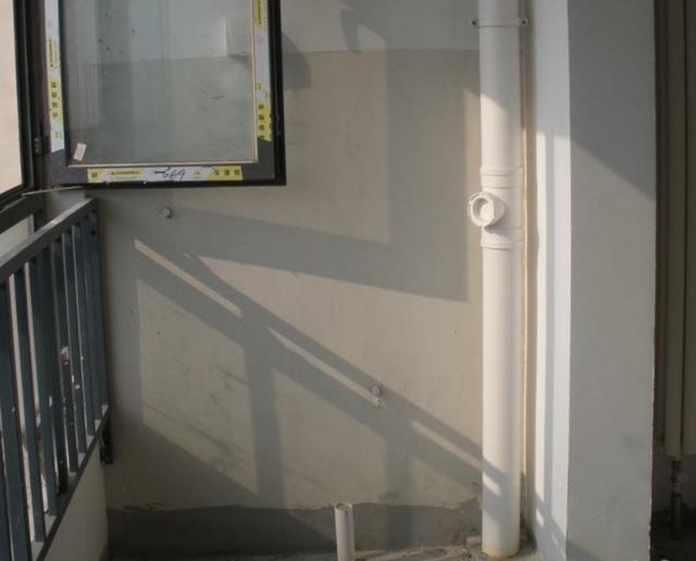 洗衣机放在阳台可以用雨水管来排水吗