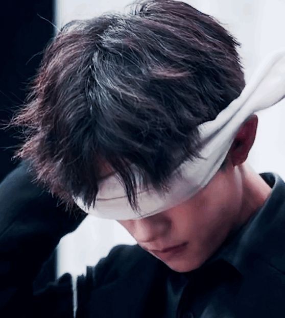 明星蒙眼造型易烊千玺神秘肖战帅气看到蔡徐坤疯狂了