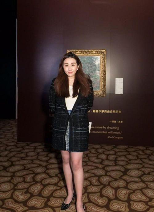 何超盈走机场头顶扎个小啾啾像个大妈强行装嫩的样子