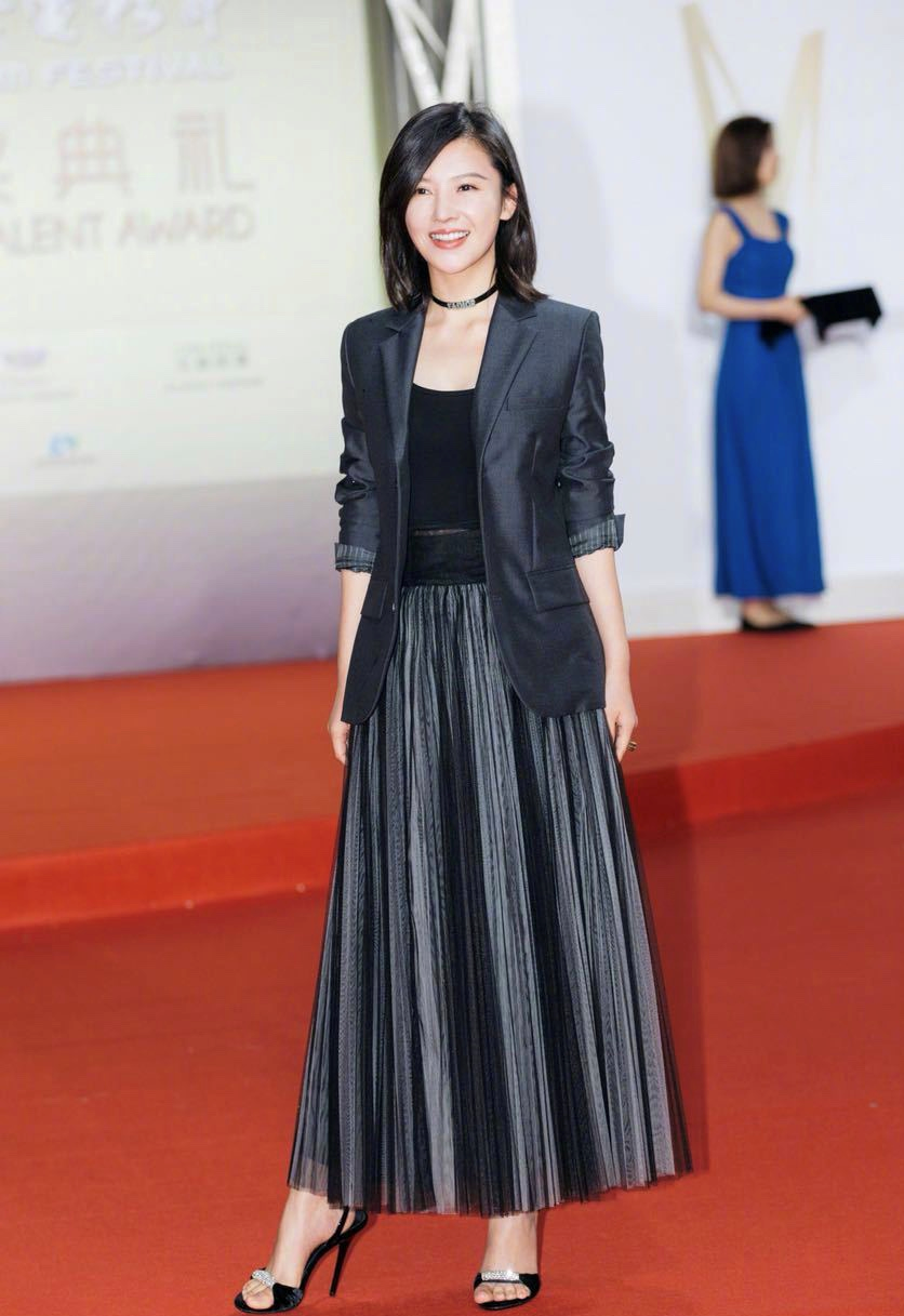 左小青早就该剪妹妹头了,就算穿黑西装配黑裙子,照样年轻10岁