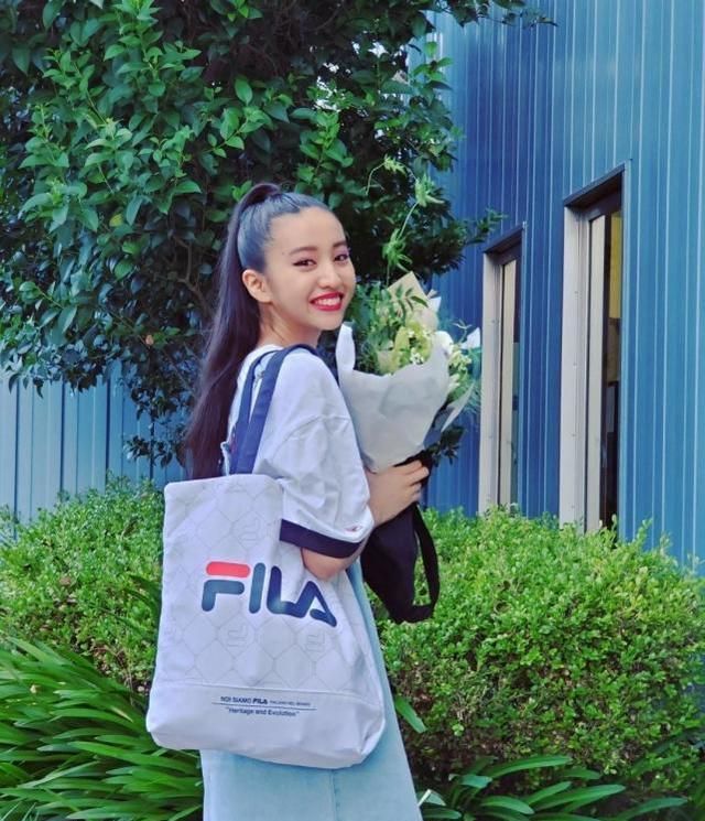 17岁木村光希背带裙搭高马尾青春活力名字被工藤静香绣包上