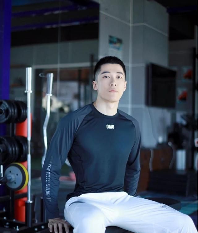 组图身高182的健身体育生为什么有腹肌的00后帅哥更受青睐