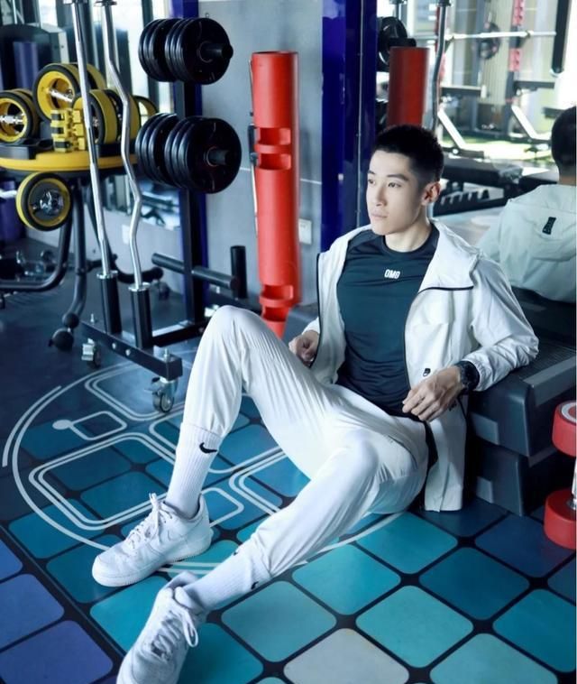 组图身高182的健身体育生为什么有腹肌的00后帅哥更受青睐