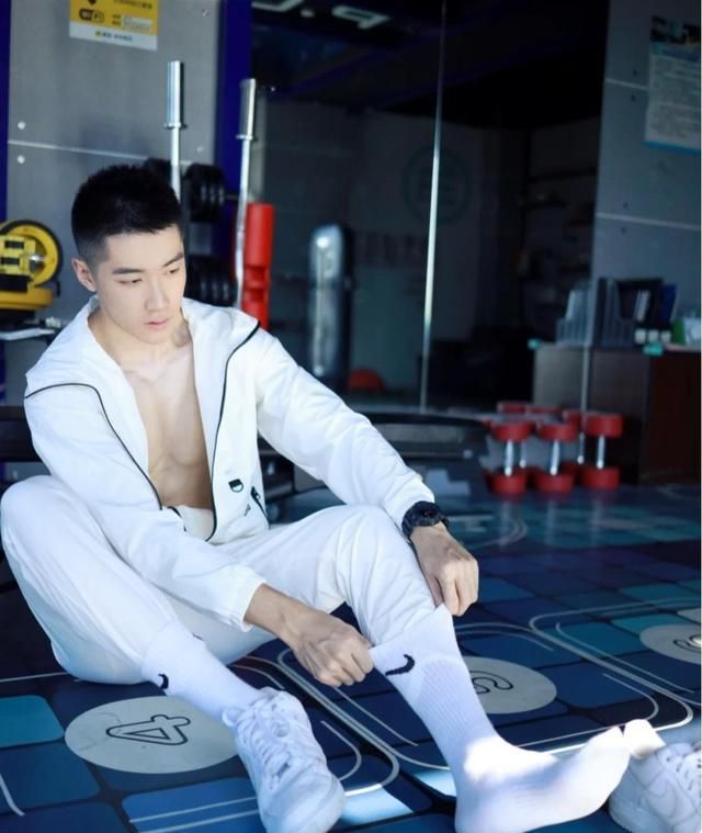 组图身高182的健身体育生为什么有腹肌的00后帅哥更受青睐