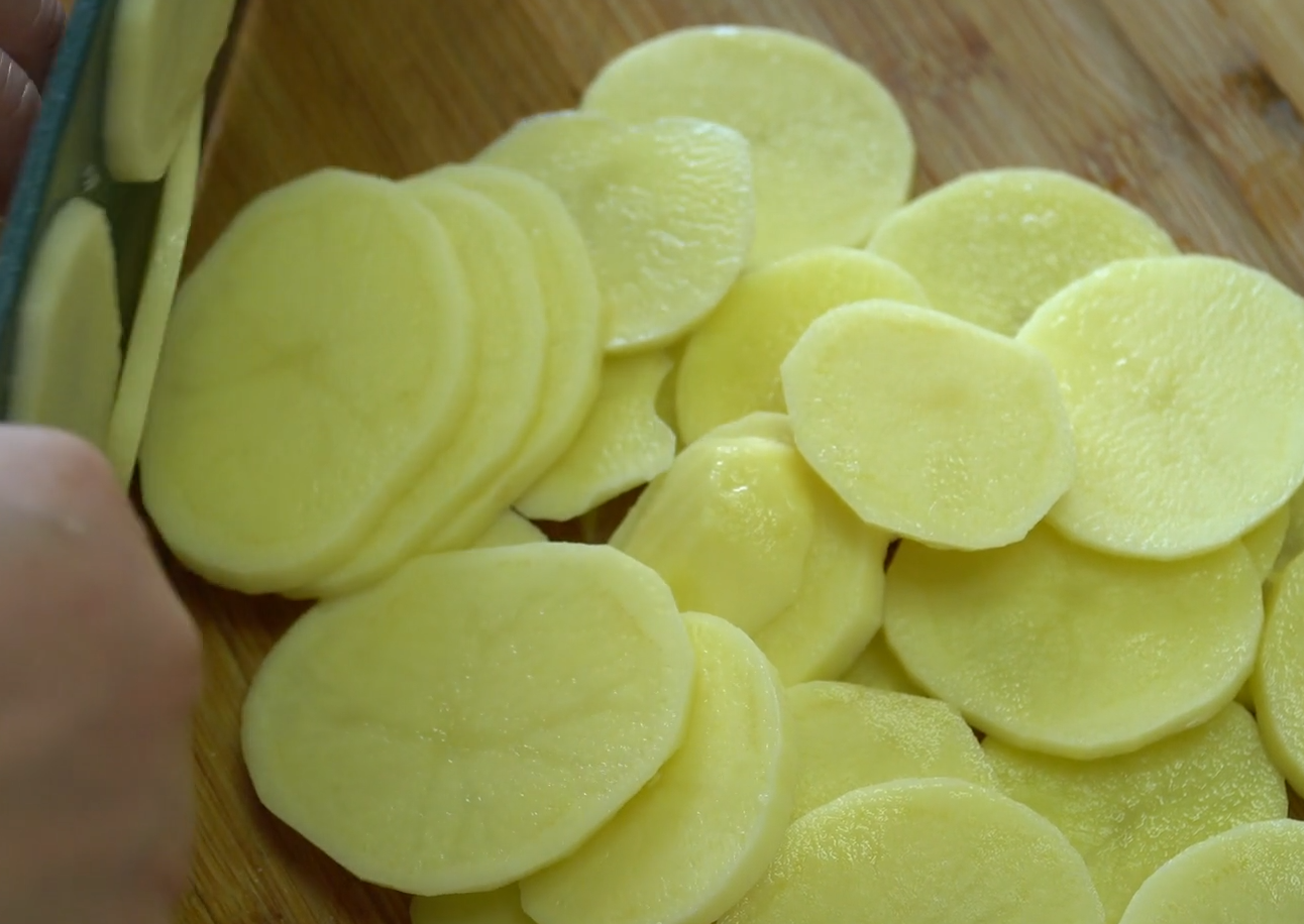 土豆出了个神奇的做法:切成薄片上锅蒸一蒸,还能个个起层鼓大泡