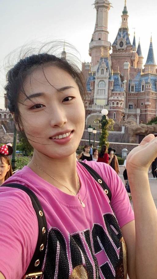 刘晏含连续更新三组美照,由御姐变身淑女,风格迥异但魅力不减!