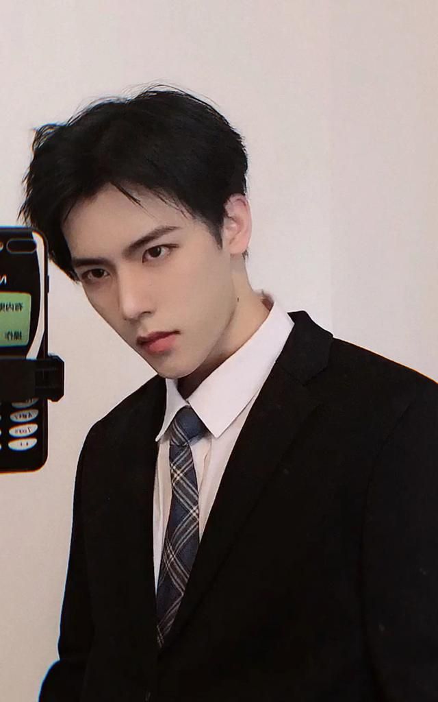 比如在滤镜中是这样的:抖音上许多撞脸明星的帅哥,幻灭照就跟原本撞脸