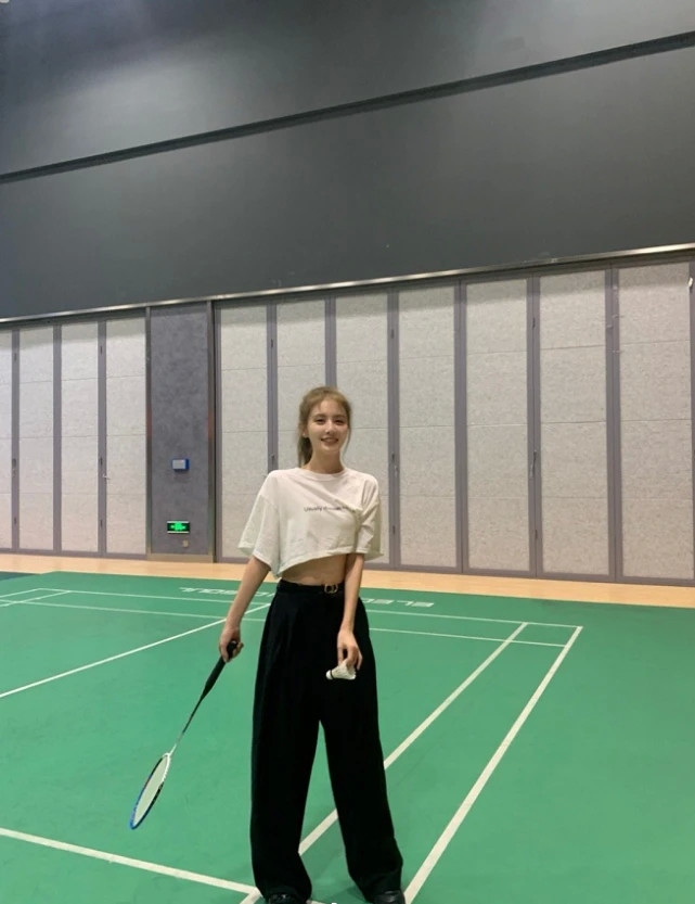 不愧是王思聪"最美前任"!甜仇穿露肩装的样子,哪个直男顶得住