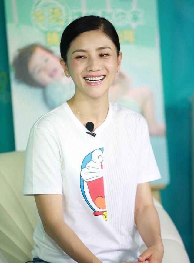 胡可真是越老长得越精致,穿卡通t恤配牛仔裤,低调却不失时尚感