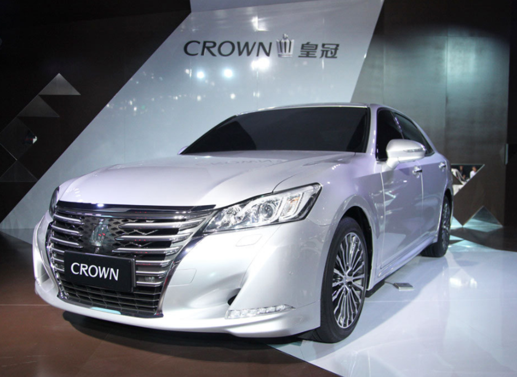 全新一代丰田皇冠亮相,外观吊打亚洲龙,25万开出50万的面子