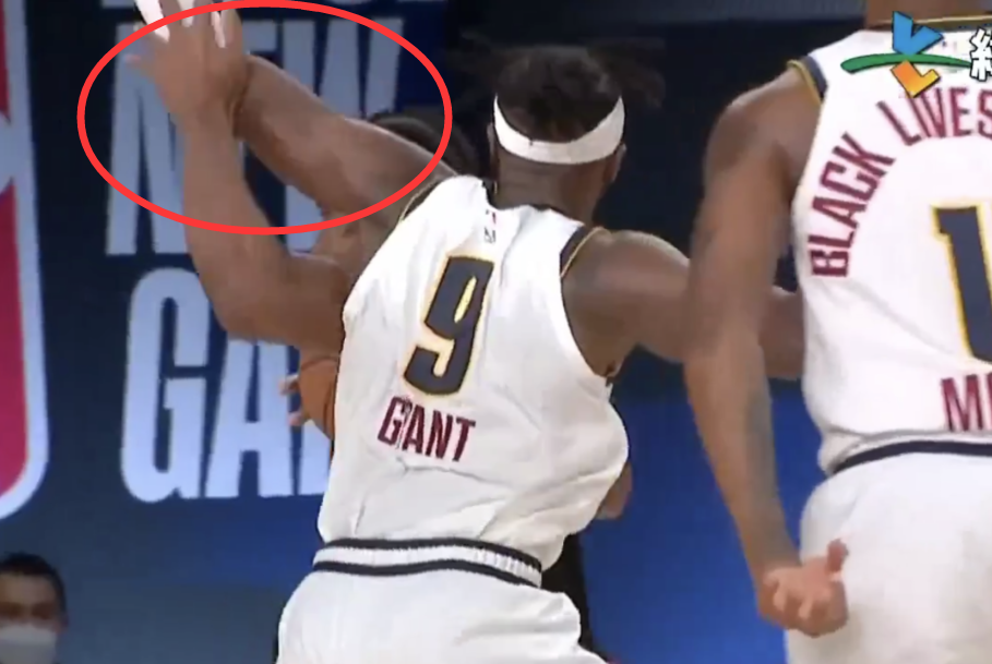 夹胳膊队友防守者来说是非常危险的,很容易出现脱臼,这招此前哈登造