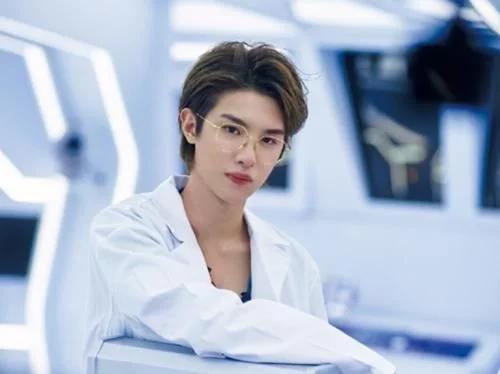 靠综艺走红的男明星,张艺兴和黄明昊上榜,而他们正在努力转型