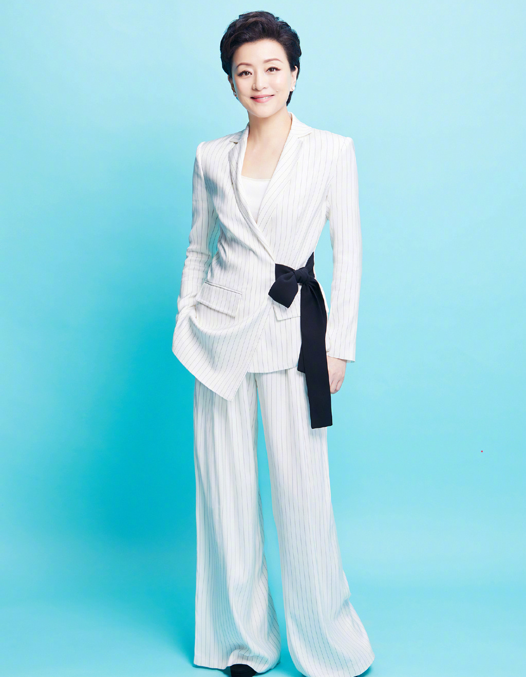 杨澜腹有诗书气自华黑上衣配白色半裙简约穿搭难掩端庄气质