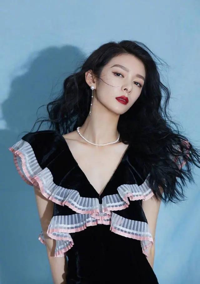 傅菁大佬气质穿啥气场都霸气白色连衣裙有走红毯的气势牛